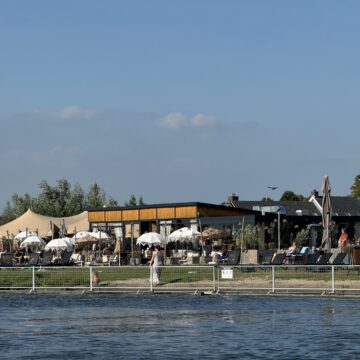 Kamper strandje bezaait met hekwerk.