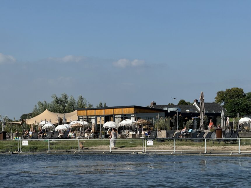 Kamper strandje bezaait met hekwerk.