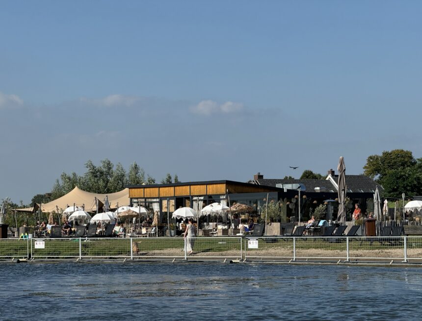 Kamper strandje bezaait met hekwerk.