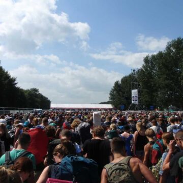 Jongeren keren huiswaarts na heftig Lowlands.