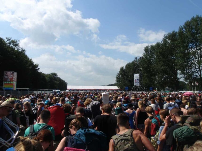 Jongeren keren huiswaarts na heftig Lowlands.