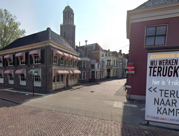 Kampen plaatst “Terugkeer borden”